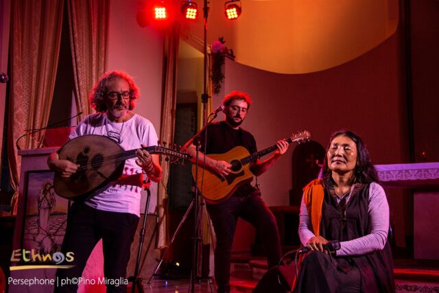 Alcuni scatti per raccontare #Persephone, il concerto che ha visto protagonisti @saletti.stefano, @luigifaletracinque e @urnachahartugchi 🎵

📸 @pinomiragliaphotographer
__
#ethnos24
#festivalethnos
#worldmusic
#musicaetnica